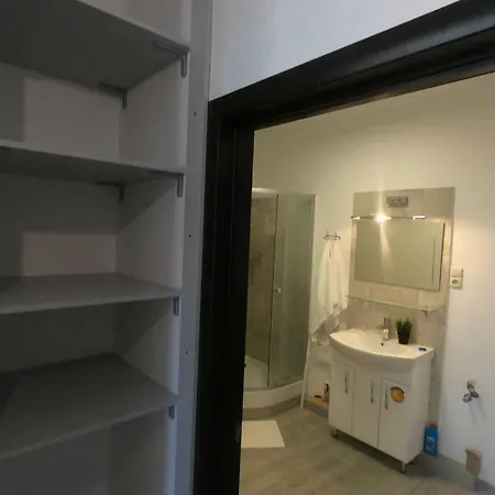 затишна неподалік від моря та центру